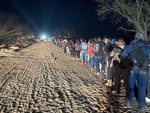 Large Migrant Group in Del Rio Sector QqWTv2
